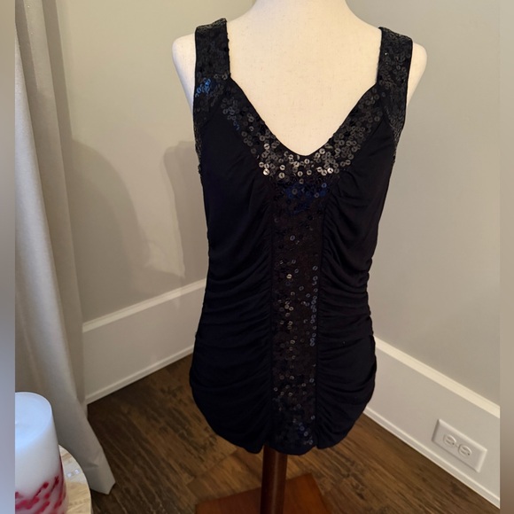 NEW W:SEQUINS! GORGEOUS SLEEVELESS BLACK SEQUINED TOP WITH SEQUINS! 😊🛍️ - Picture 3 of 7